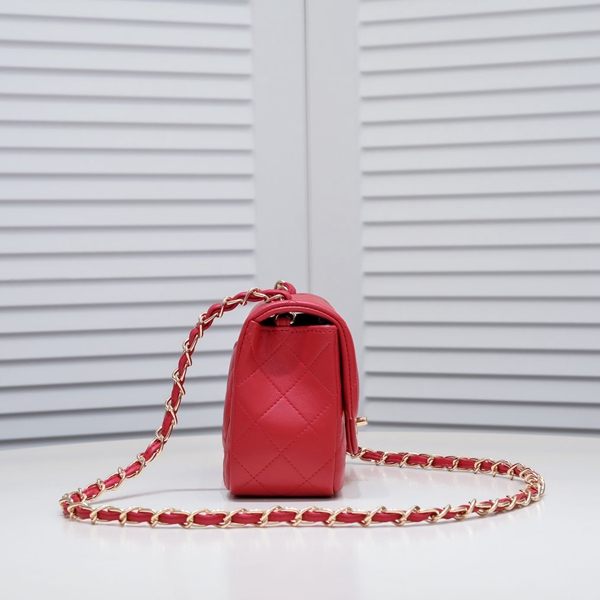 シャネルバッグ背面デザイン